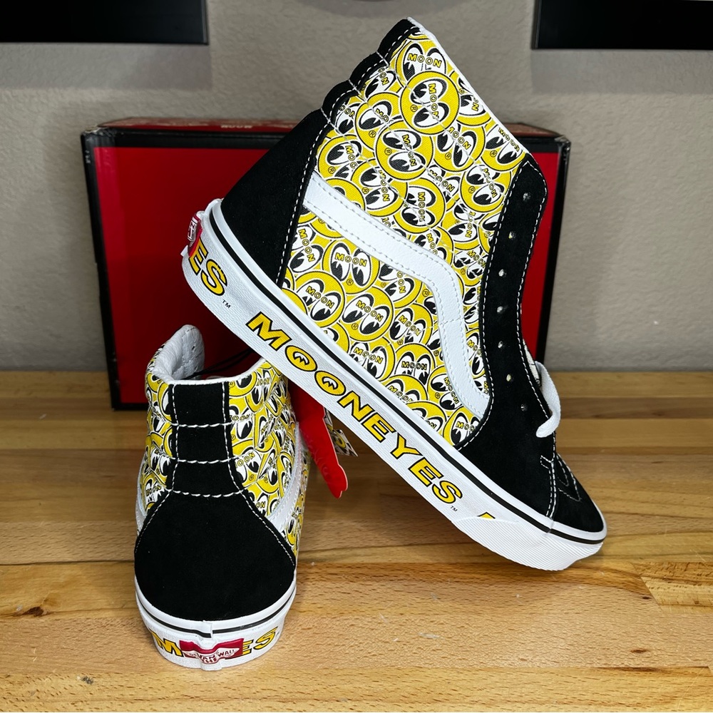 Size US 9.5 Mooneyes sk8-hi Vans